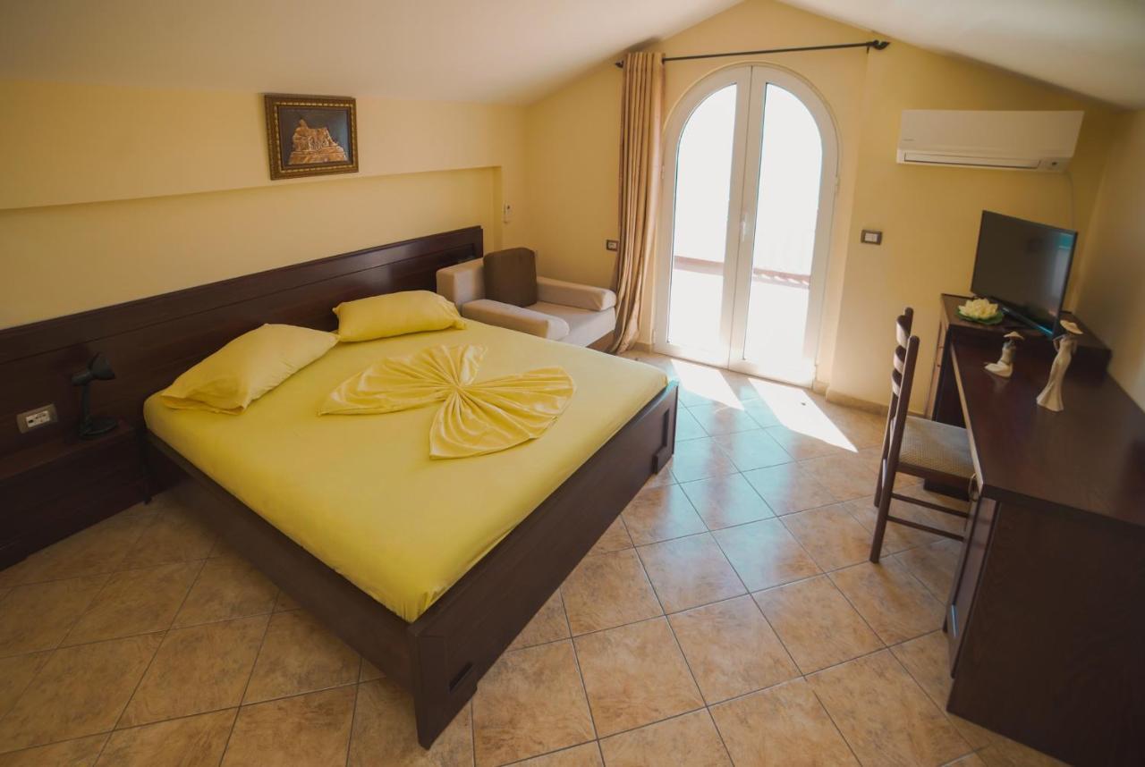 סרנדה Hotel Serxho מראה חיצוני תמונה