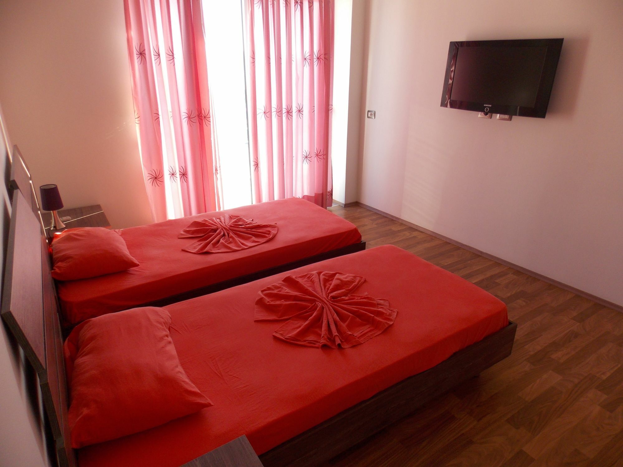 סרנדה Hotel Serxho מראה חיצוני תמונה